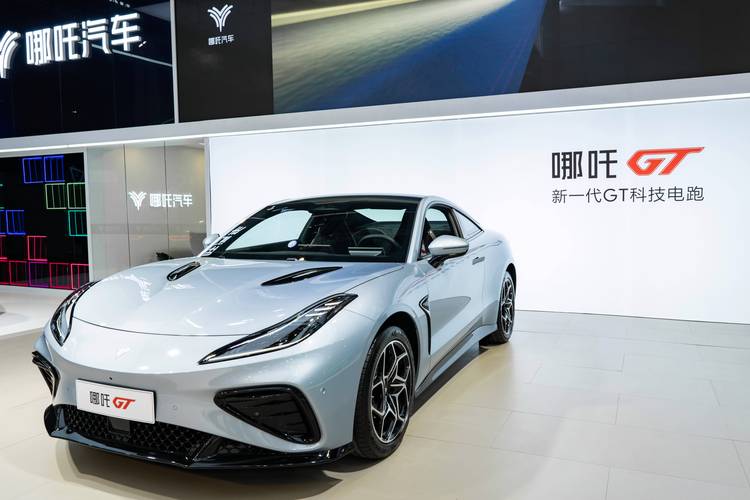 深圳86哪吒汽车在智能汽车领域的表现，领途汽车在新能源汽车市场中的影响力